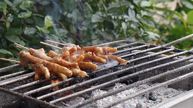 对穷人来说，烤鸡爪是一种不寻常的街头食物