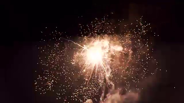 美丽多彩的节日烟花在夜空中。夹。烟花在夜空中。节日的概念