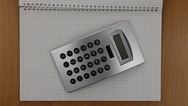 打开记事本开始工作。笔记本上的计算器
