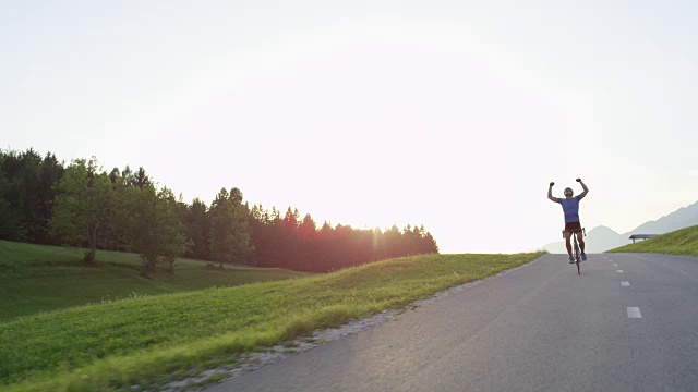 詳情圖-慢動(dòng)作:公路摩托車手很高興地在金色的燈光下完成挑戰(zhàn)性的比賽。