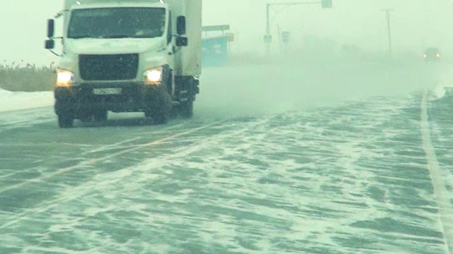 在冬天的西伯利亚，在下雪的天气里，在驾驶室里拍摄