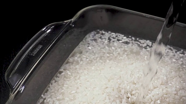 水倒进一碗米饭里