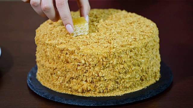 装饰新鲜自制蜂蜜蛋糕“Medovik”