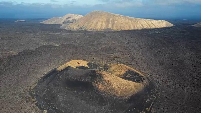 Timanfaya国家公园附近的火山谷鸟瞰图和蒙大拿布兰卡，兰萨罗特，加那利群岛，西班牙