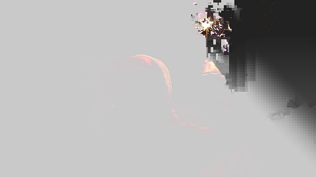 晚上，一个戴着圣诞老人帽的男孩在孟加拉的篝火中旋转