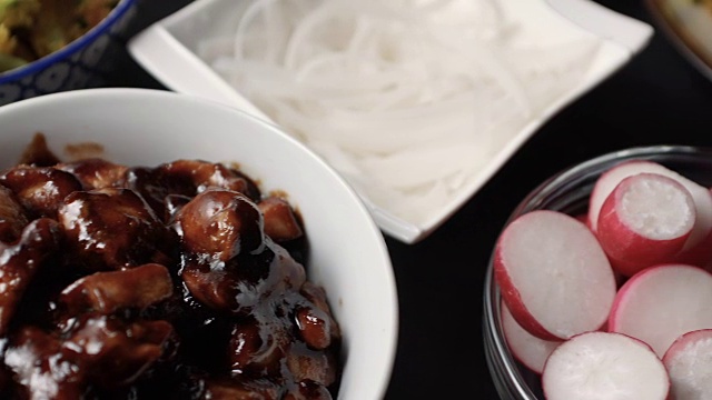 红烧汁鸡胸肉，花椰菜和萝卜。亚洲美食。视频