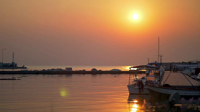 日落时海港和船只的水景