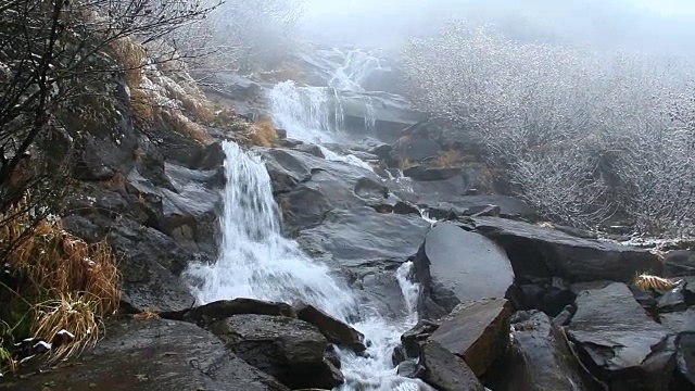 美丽的风景，瀑布和河流在山上流动。山间的瀑布。旅行者的天堂。森林水体景观