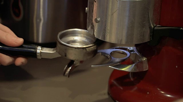 咖啡师在咖啡杯中捣碎咖啡豆
