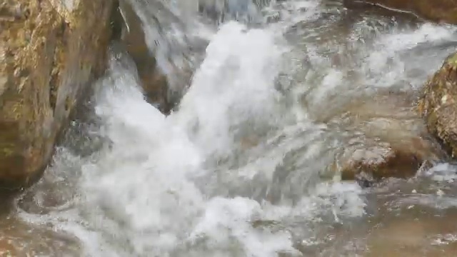河流流过山脉中的岩层。