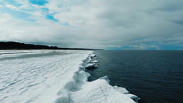 冬天的冰冻海岸