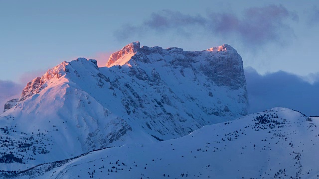 devoly Massif的Pic de Bure在日落和黄昏之间的冬季时间间隔。Hautes-Alpes,阿尔卑斯山,法国