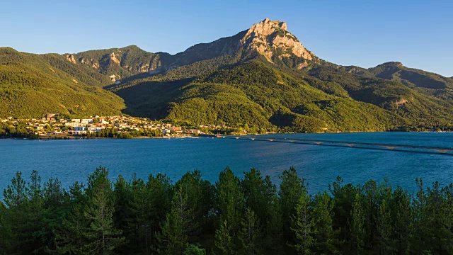 savine -le- lac，大摩根峰和Serre-Poncon湖从日落到黄昏的时间流逝。Hautes-Alpes,阿尔卑斯山,法国