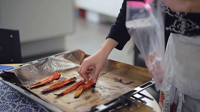 慢动作烹饪:切片烤红辣椒放入塑料袋