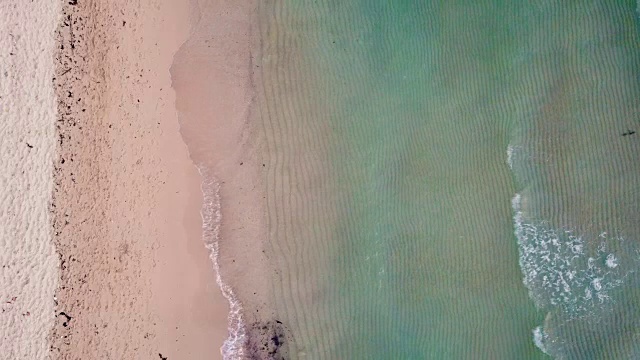 空中鸟瞰绿色泡沫海浪撞击海岸