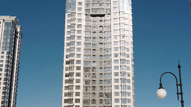 现代住宅区建筑的低角度拍摄
