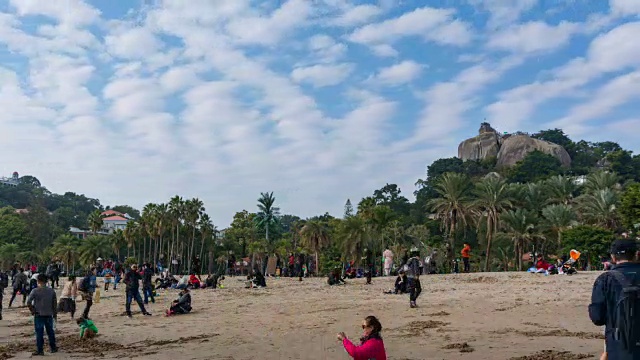 时光流逝——以日光岩为背景的海滩，鼓浪屿，中国厦门