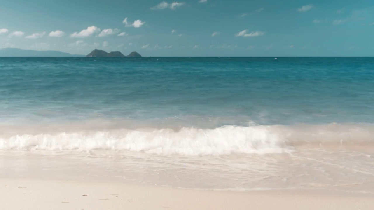 詳情圖-海灘上的波浪，地平線上的島嶼