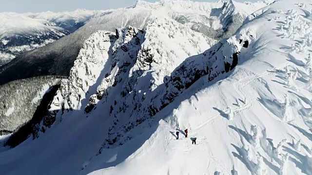 滑雪者站在雪山上4k