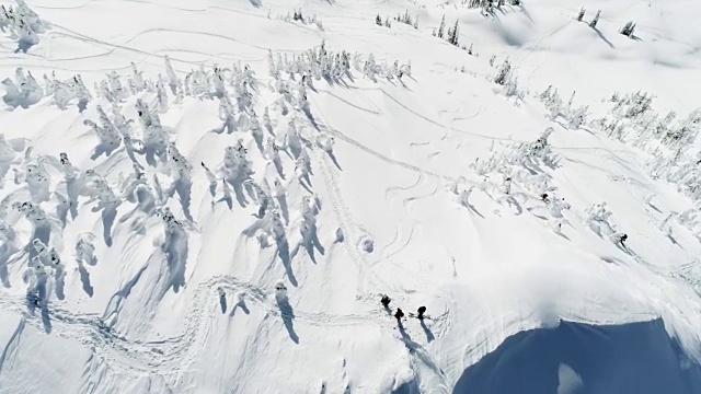 滑雪者站在雪山上4k