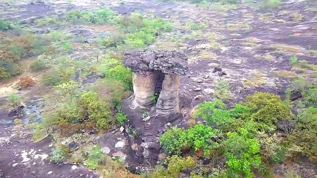 鸟瞰泰国乌汶拉察他尼的sao chalang Pha Taem国家公园