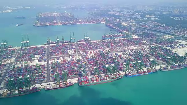 鸟瞰图新加坡码头和海运集装箱