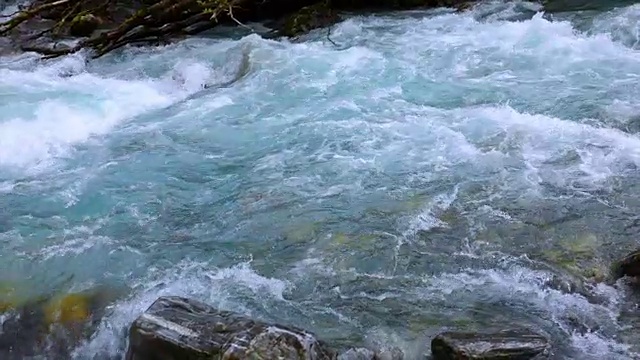 山河水与慢镜头特写