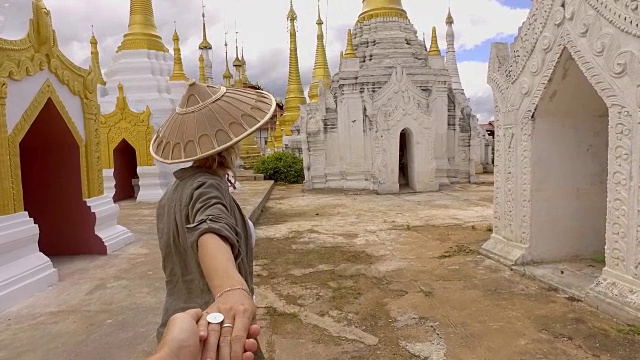 跟随我到亚洲，缅甸年轻的女人带领男朋友到美丽的寺庙4K