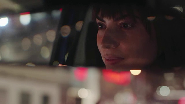 详情图-晚上开车的快乐女人。
