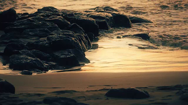 在毛伊岛，海浪拍打着海滩