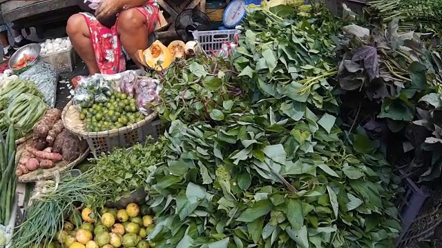 各种野生食用藤类蔬菜在街头跳蚤市场出售给贫穷的买家。