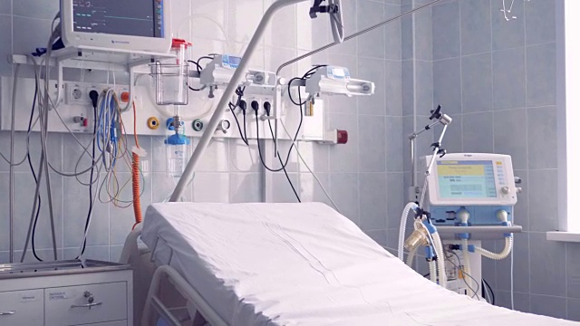 近距离观察病床和其他设备所在的医院病房的一部分