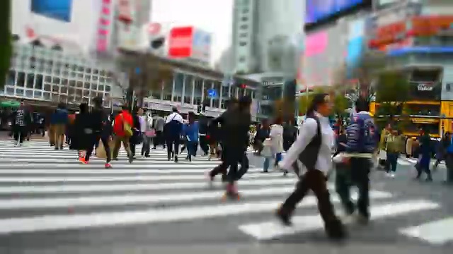 2018年3月17日，日本东京，涩谷——行人在日本东京涩谷区的人行横道。