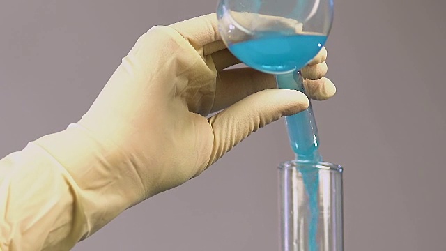 实验室工作人员稀释浓缩物以获得所需百分比的溶液