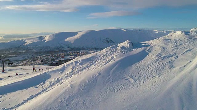 在阳光明媚的冬日与滑雪者一起滑雪。鸟瞰图。建立揭示。