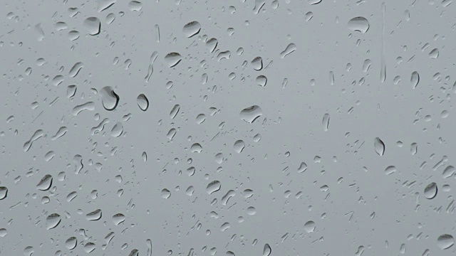 雨落在窗玻璃上