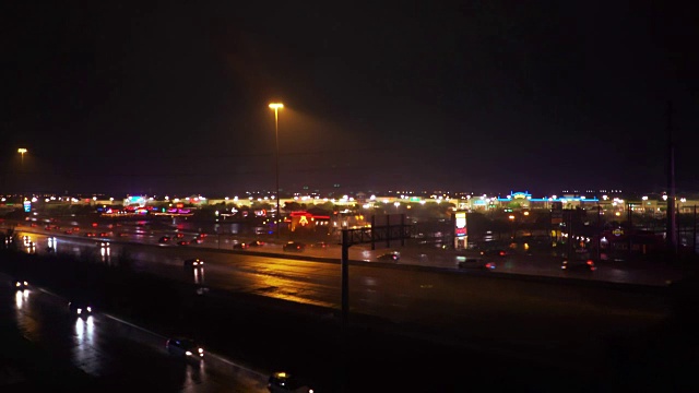 雨天的夜间公路交通