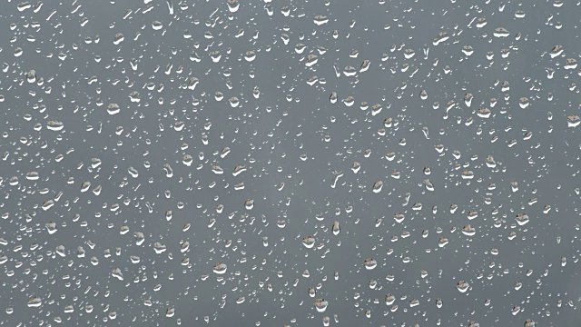 外面下雨时，雨滴落在窗户玻璃上