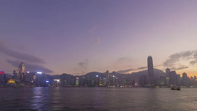 香港天际线和维多利亚港在阳光下的时间推移图。