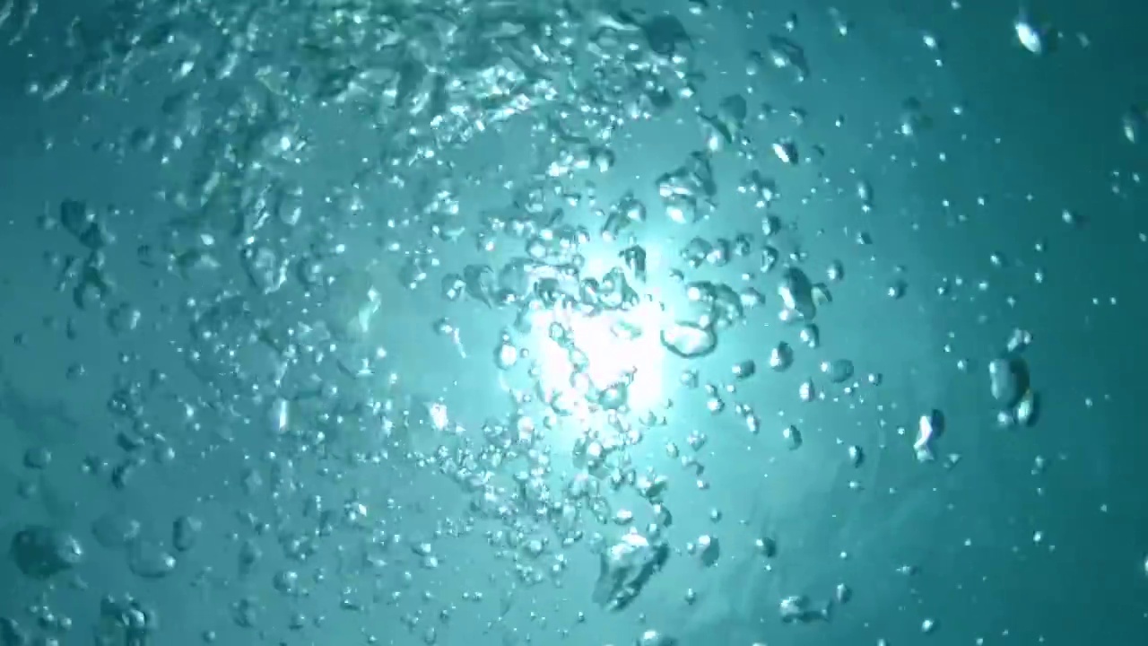 水下:无数的气泡漂浮在令人窒息的海面上。