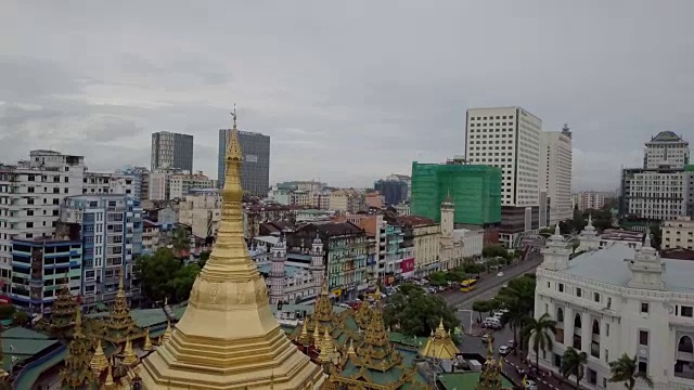 无人机拍摄仰光市中心上空的金塔。