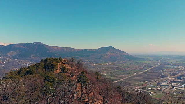 航拍:无人机在森林山谷湖上空扫荡，鸟瞰图上的阿尔卑斯山脉，晴朗的蓝天，意大利都灵。