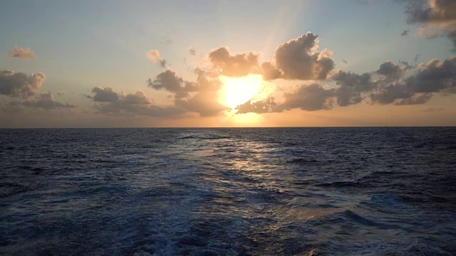 伴着夕阳在海上尾随一艘远洋游轮