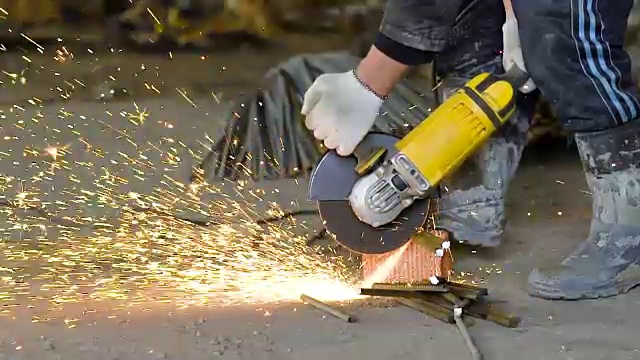 在建筑工地使用特殊工具工作