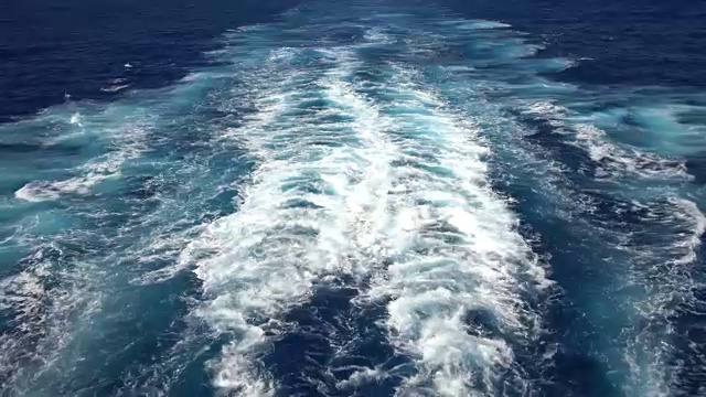 詳情圖-在海上尾隨一艘遠(yuǎn)洋游輪