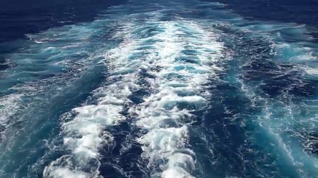 詳情圖-在海上尾隨一艘遠(yuǎn)洋游輪