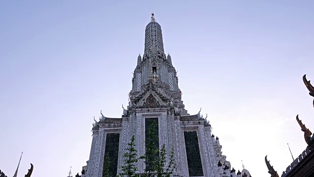 万向框架4k拍摄，普朗在Wat Arun Ratchawararam，黎明寺，曼谷天际线，泰国曼谷