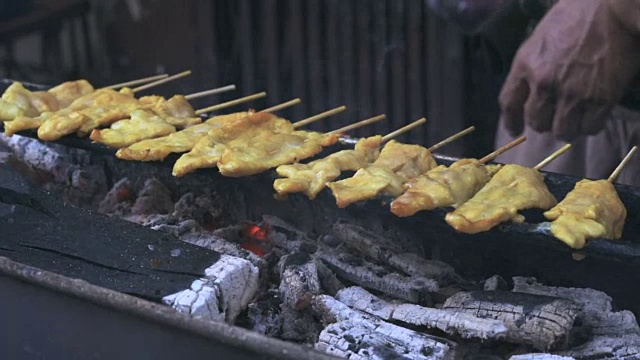 烤炉烤沙爹猪肉，泰国著名的美食。