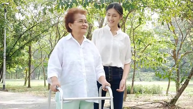 詳情圖-女性照顧年長的女性病人。女人幫她在花園里散步。
