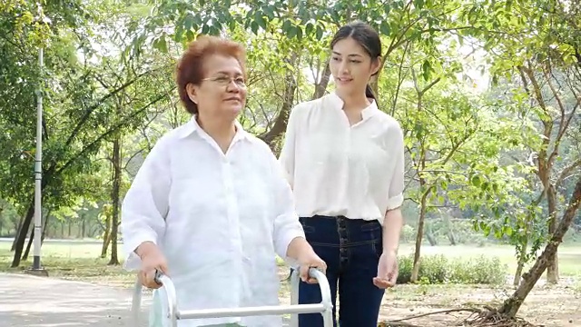 詳情圖-女性照顧年長的女性病人。女人幫她在花園里散步。